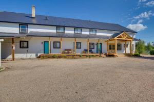 una grande casa bianca con tetto di gambero di Sleeps 44 Bear Lake Reunions a Paris