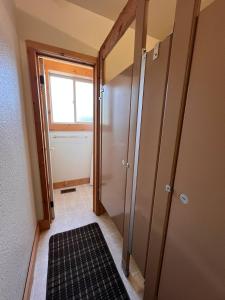 un corridoio con porta e finestra in una stanza di Sleeps 44 Bear Lake Reunions a Paris