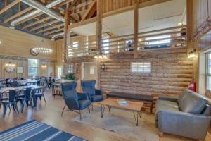 un ristorante con tavoli e sedie e un muro di mattoni di Sleeps 44 Bear Lake Reunions a Paris