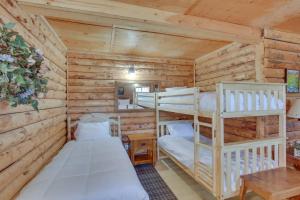 una camera con letti a castello in una baita di tronchi di Sleeps 44 Bear Lake Reunions a Paris
