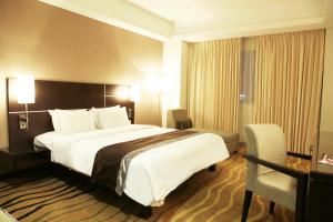 Java Paragon Hotel & Residences tesisinde bir odada yatak veya yataklar