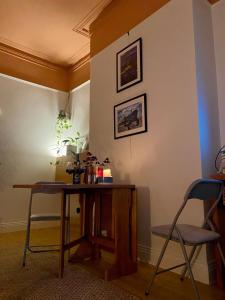 een kamer met een houten tafel en 2 stoelen bij Salty Escape in Saltburn-by-the-Sea