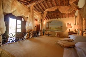 Postel nebo postele na pokoji v ubytování Relais Villa Baldelli + 37 fotografií