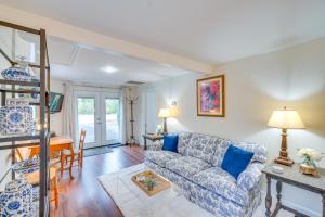 Fotografie z fotogalerie ubytování Hike, Sip and Explore Charming Waterford Cottage! v destinaci Waterford