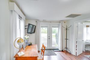 Fotografie z fotogalerie ubytování Hike, Sip and Explore Charming Waterford Cottage! v destinaci Waterford