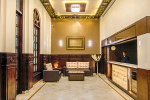 马图拉Hotel Abhinandan的大楼内配有沙发和椅子的大厅