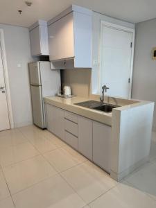 Кухня или мини-кухня в Apartment Trillium Residence 2BR
