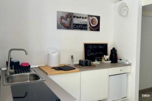 eine Küche mit Spüle und Arbeitsplatte in der Unterkunft CentralStay Matera in Matera