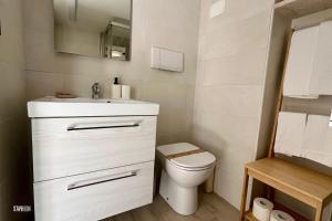 ein kleines Badezimmer mit Toilette und Waschbecken in der Unterkunft CentralStay Matera in Matera