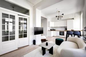 Televisyen dan/atau pusat hiburan di Heart of Södermalm Walk to Everything - 2Bed Apart