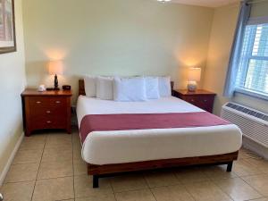 Ένα ή περισσότερα κρεβάτια σε δωμάτιο στο Beachgate Condo Suites and Hotel 513 condo