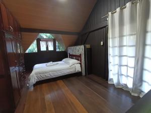 a bedroom with a bed and a window at Nostra Habitazione in Ascurra