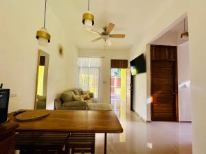 una sala de estar con una mesa y un sofá en Casa Sol, en Naranjito
