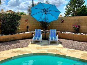 Πισίνα στο ή κοντά στο Cozy home with pool, fire table, BBQ, RV parking