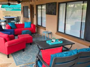 Χώρος καθιστικού στο Cozy home with pool, fire table, BBQ, RV parking