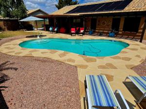 Πισίνα στο ή κοντά στο Cozy home with pool, fire table, BBQ, RV parking