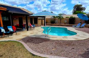 Πισίνα στο ή κοντά στο Cozy home with pool, fire table, BBQ, RV parking