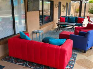 Χώρος καθιστικού στο Cozy home with pool, fire table, BBQ, RV parking