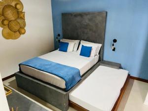 Postel nebo postele na pokoji v ubytování Jardim dos Milagres Suites 2