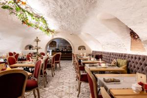 a restaurant with tables and chairs in a room at Boutique Hotel De Castillion in Bruges