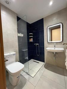 een badkamer met een toilet, een wastafel en een douche bij Lux Rentals 2 chambres - CaboNegro in Cabo Negro +8 foto's