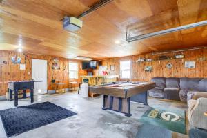 Posezení v ubytování Walk to Beach Home with Game Room and Yard in Algoma!