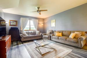 Posezení v ubytování Walk to Beach Home with Game Room and Yard in Algoma!