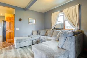 Posezení v ubytování Walk to Beach Home with Game Room and Yard in Algoma!