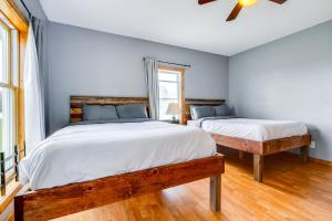 Postel nebo postele na pokoji v ubytování Walk to Beach Home with Game Room and Yard in Algoma!