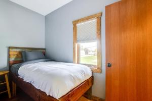 Postel nebo postele na pokoji v ubytování Walk to Beach Home with Game Room and Yard in Algoma!