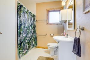 Koupelna v ubytování Walk to Beach Home with Game Room and Yard in Algoma! + 30 fotografií
