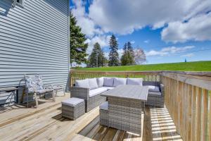 Posezení v ubytování Walk to Beach Home with Game Room and Yard in Algoma!