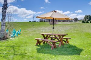 Zahrada ubytování Walk to Beach Home with Game Room and Yard in Algoma!