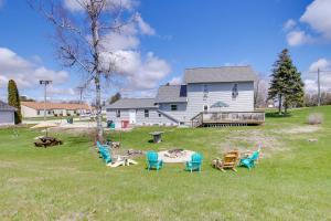 Zahrada ubytování Walk to Beach Home with Game Room and Yard in Algoma!