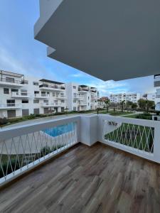 een balkon met uitzicht op een gebouw bij Lux Rentals 2 chambres - CaboNegro in Cabo Negro