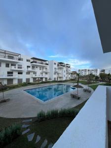 een groot appartementencomplex met een groot zwembad bij Lux Rentals 2 chambres - CaboNegro in Cabo Negro