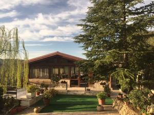 a house with a garden and a tree at Agriturismo Fara del Falco in Vieste