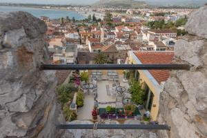 uitzicht op een stad vanuit een kasteel bij Amfitriti Palazzo in Nafplio