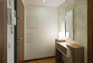 La salle de bains est pourvue d'un lavabo et d'un miroir. dans l'établissement I love alegria, à Porto