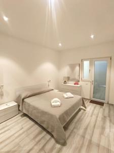 Un dormitorio con una cama con dos toallas encima. en Il Sogno di Francesca, en Alghero