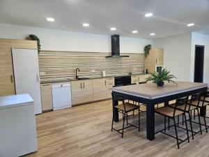Kuchyňa alebo kuchynka v ubytovaní Alojamiento Rural Casitas Cueva del Gato