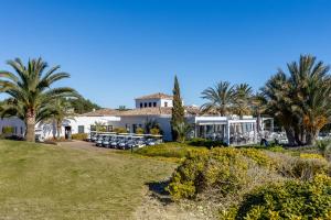 Una vista del complejo desde los terrenos. en 2HomeRent Las Colinas, en Orihuela Costa