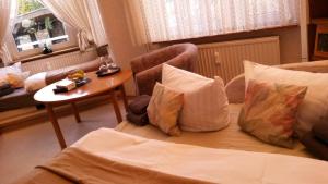 ブラウンラーゲにあるUrlaubsOase Braunlageのベッド1台(枕付)、テーブルが備わる客室です。