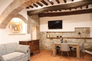 a living room with a couch and a table at Casa di Giò in Todi