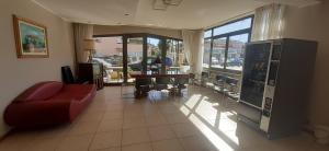 ein Wohnzimmer mit einem roten Sofa und einem Tisch in der Unterkunft Ubika Hotel in Porto San Giorgio
