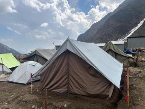 KedārnāthKedarnath base camp的一组以山为背景的帐篷