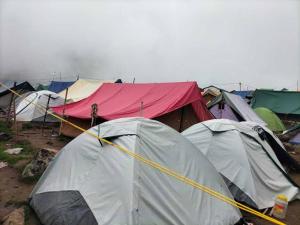 KedārnāthKedarnath base camp的一组帐篷坐在田野里