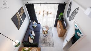 an overhead view of a living room with a couch at Flatbook Rodzinne Apartamenty Jantar Resort z Parkingiem, Placem Zabaw i Wiatą Grillową in Jantar