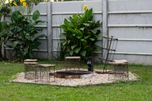 a group of chairs and a fire pit in a yard at Casa Cercada, Pet Friendly, Hospedaje Monte in San Miguel del Monte