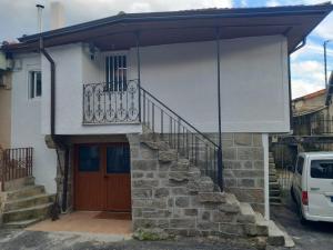 a house with a staircase and a balcony at A casa da Touza in Pensos